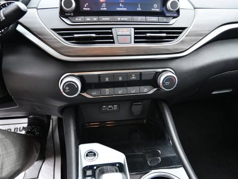 Used 2024 Nissan Altima 2.5 SV FWD image 18