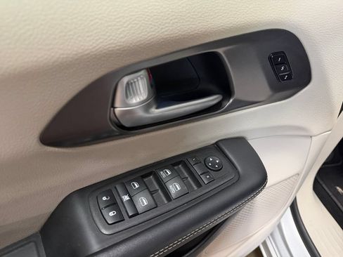 Used 2024 Chrysler Pacifica Touring-L FWD image 29