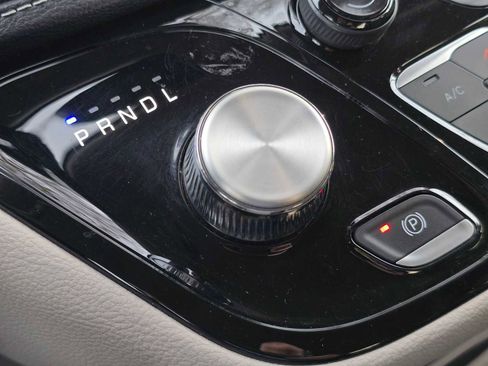 Used 2024 Chrysler Pacifica Select image 35