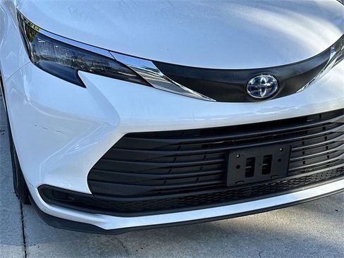 Used 2024 Toyota Sienna LE image 17
