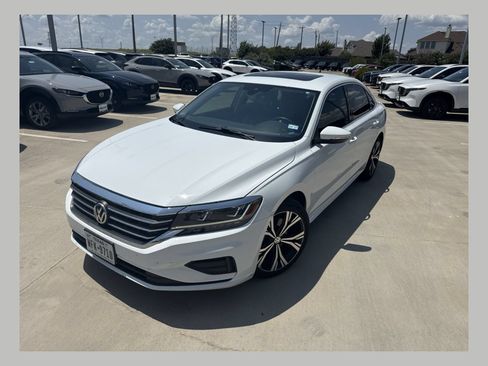 Used 2022 Volkswagen Passat 2.0T SE FWD image 1