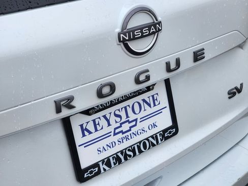 Used 2024 Nissan Rogue SV image 11