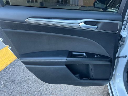 Used 2017 Ford Fusion SE w/ Fusion SE Technology Package image 16