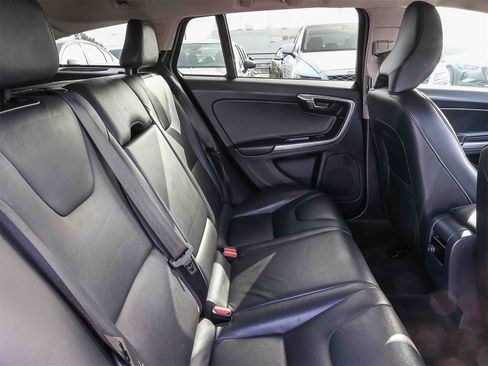 Used 2018 Volvo V60 T5 Cross Country image 19