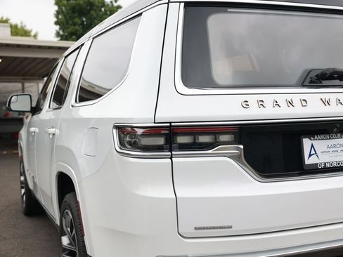 Used 2022 Jeep Grand Wagoneer Series III w/ Rear Seat Video Group 1 AWD/4WD image 13