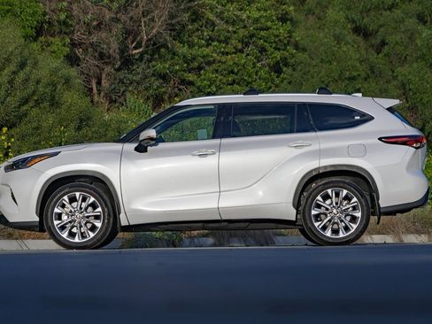 Used 2024 Toyota Highlander Limited image 8