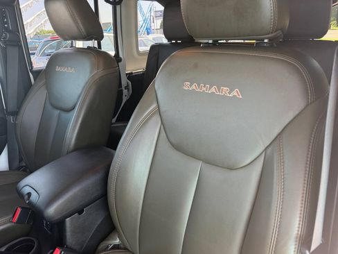 Used 2017 Jeep Wrangler Unlimited Sahara AWD/4WD image 12