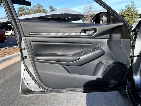 Used 2025 Nissan Altima 2.5 SV image 21