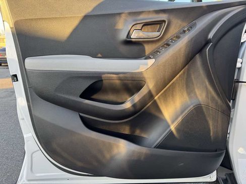Used 2020 Chevrolet Trax LT w/ LT Convenience Package image 22