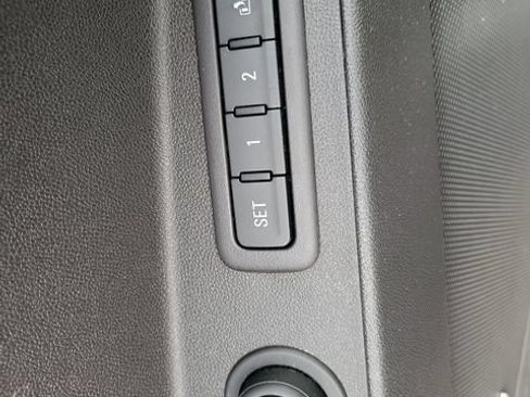 Used 2018 Chevrolet Equinox Premier FWD image 12