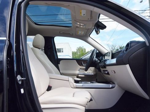 Used 2020 Mercedes-Benz GLB 250 4MATIC w/ Premium Package image 22
