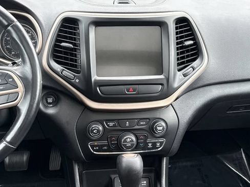 Used 2017 Jeep Cherokee Latitude w/ Comfort/Convenience Group FWD image 10