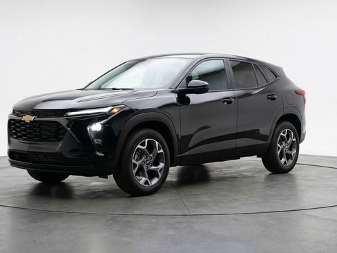 Used 2025 Chevrolet Trax LT w/ LT Convenience Package image 3