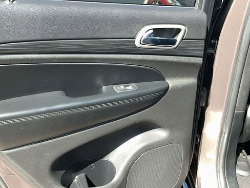 Used 2020 Jeep Grand Cherokee Laredo w/ Laredo X Package image 14