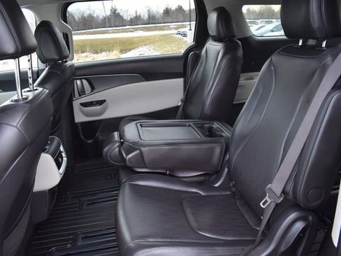 Used 2024 Kia Carnival LX FWD image 18