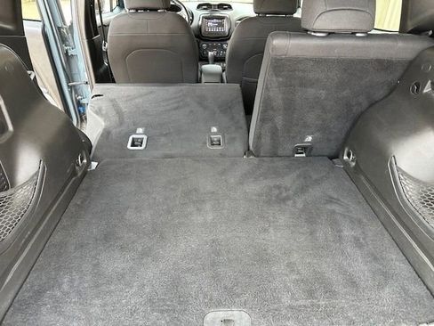 Used 2018 Jeep Renegade Latitude w/ Cold Weather Group image 29