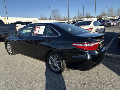 Used 2017 Toyota Camry SE image 6