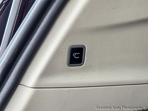 Used 2022 Chrysler Voyager LX image 30