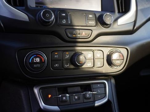 Used 2024 GMC Terrain SLT image 25