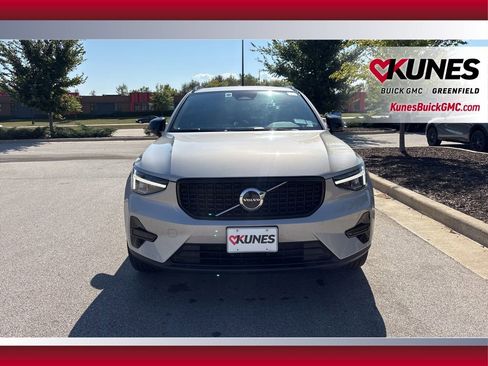 Used 2024 Volvo XC40 B5 Core image 4