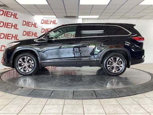Used 2019 Toyota Highlander LE AWD/4WD image 4