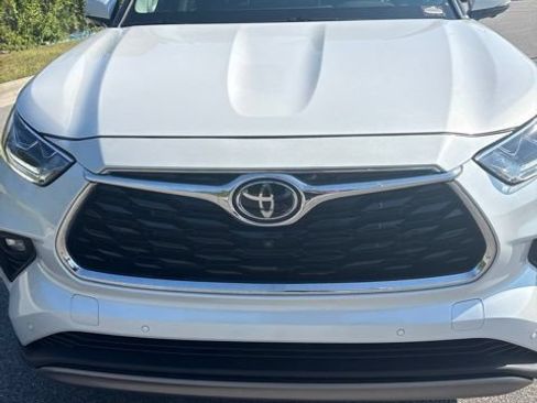 Used 2025 Toyota Highlander Platinum AWD/4WD image 4