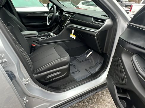 Used 2024 Jeep Grand Cherokee Laredo w/ Trailer Tow Package image 20