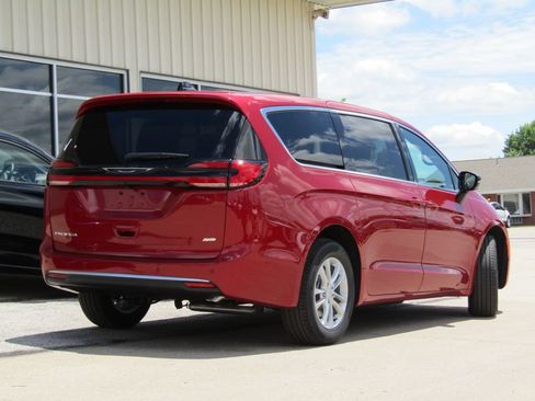 New 2027 Chrysler Pacifica Select AWD/4WD image 3