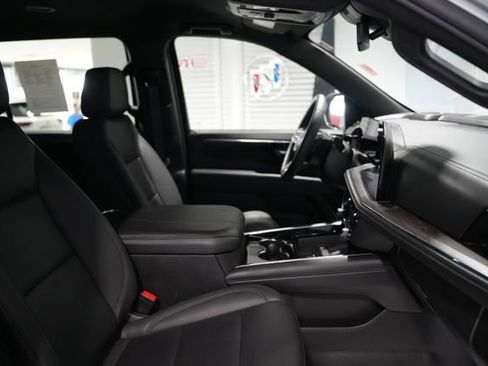Used 2025 Chevrolet Suburban Z71 AWD/4WD image 23