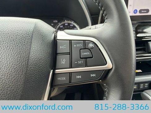Used 2023 Toyota Highlander XLE AWD/4WD image 16
