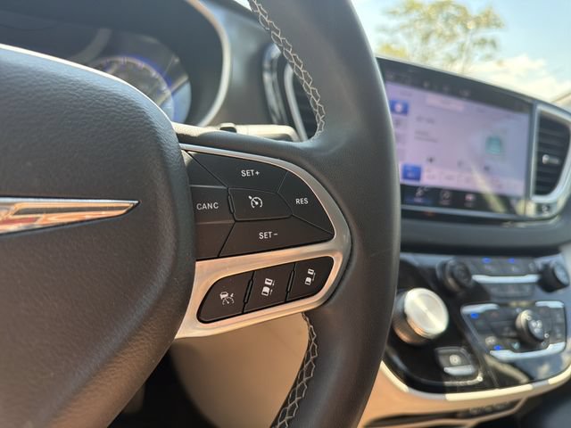 Used 2023 Chrysler Pacifica Touring-L FWD image 28