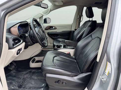 Used 2020 Chrysler Voyager Lxi image 12