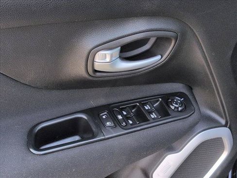 Used 2018 Jeep Renegade Latitude w/ Cold Weather Group AWD/4WD image 12