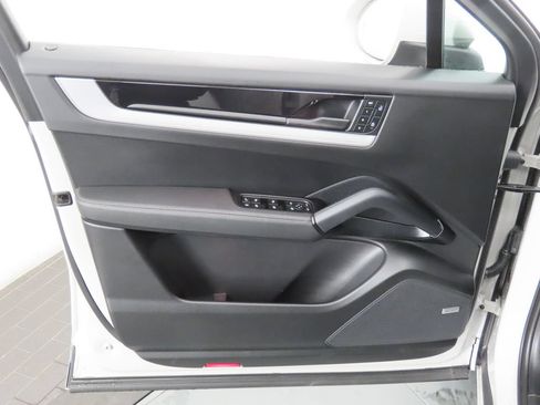 Certified 2025 Porsche Cayenne E-Hybrid Coupe AWD/4WD image 37