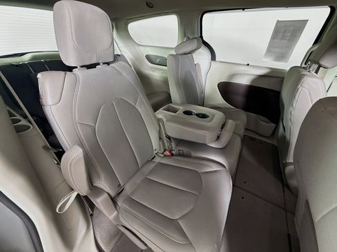 Used 2018 Chrysler Pacifica Touring Plus FWD image 36