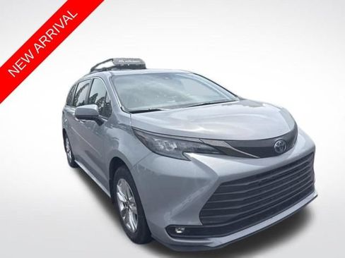 Used 2022 Toyota Sienna XLE Woodland Edition AWD/4WD image 1