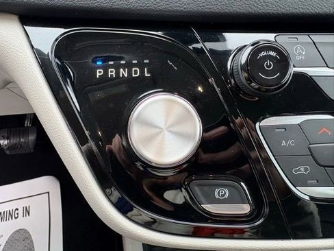 Used 2023 Chrysler Pacifica Touring-L image 24