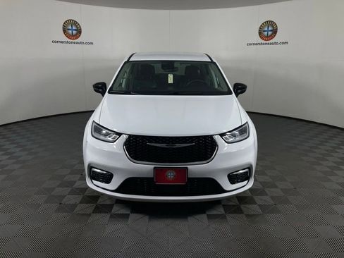 Used 2024 Chrysler Pacifica Touring-L image 16