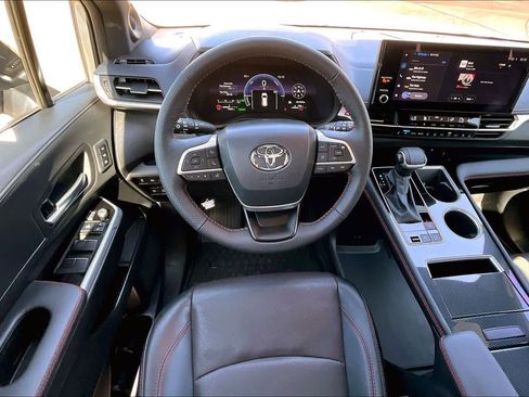 Used 2025 Toyota Sienna XSE w/ XSE Premium Package image 6