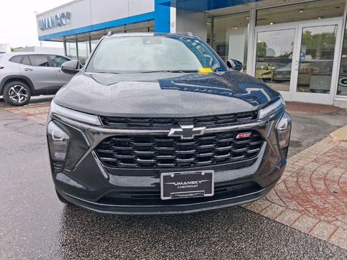 Used 2025 Chevrolet Trax RS w/ Sunroof Package FWD image 3