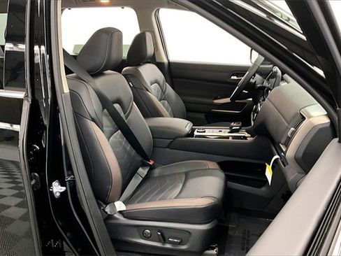 New 2025 Nissan Pathfinder Platinum w/ Lighting Package (N93) image 37