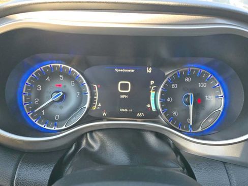 Used 2023 Chrysler Pacifica Touring-L FWD image 21