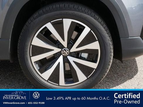 Used 2023 Volkswagen Taos SE w/ Panoramic Sunroof Package AWD/4WD image 9