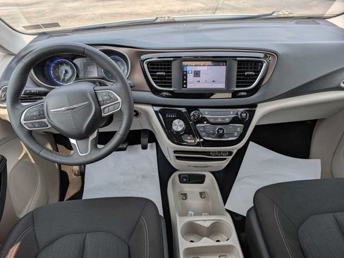 Used 2022 Chrysler Voyager LX FWD image 17