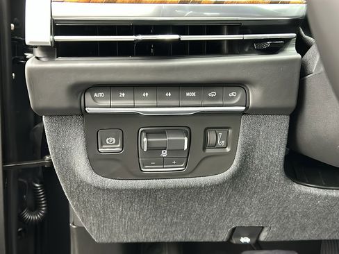 Used 2025 Cadillac Escalade Sport Platinum w/ LPO, ONYX Package image 27