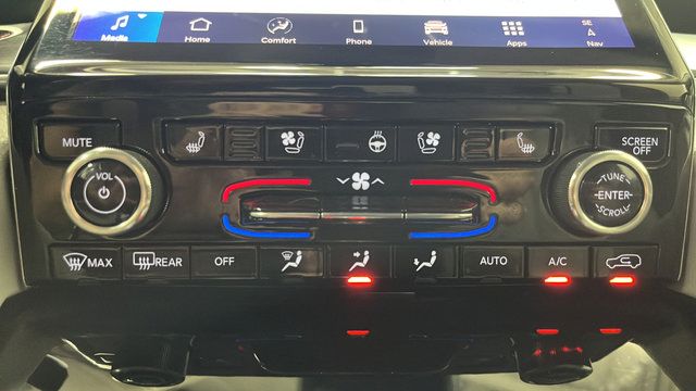 Used 2023 Jeep Grand Cherokee Overland w/ Luxury Tech Group IV AWD/4WD image 18