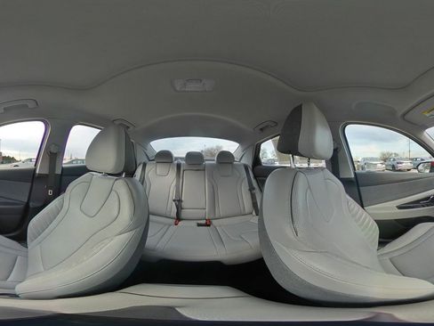 Used 2025 Hyundai Elantra Limited image 41