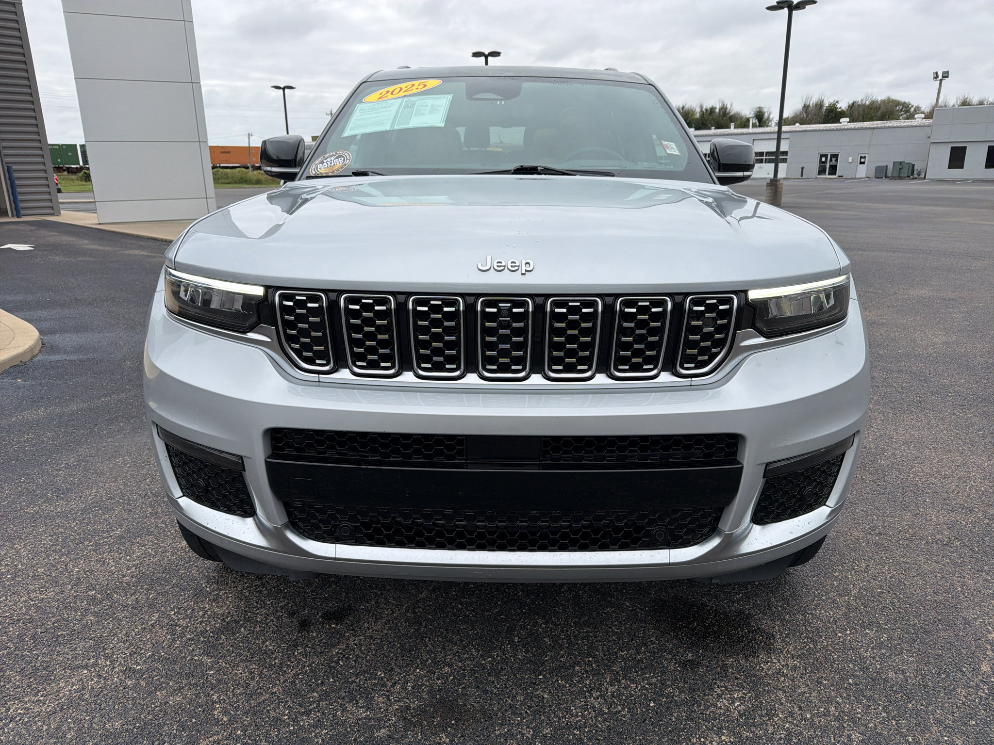 Used 2025 Jeep Grand Cherokee L Summit AWD/4WD image 3