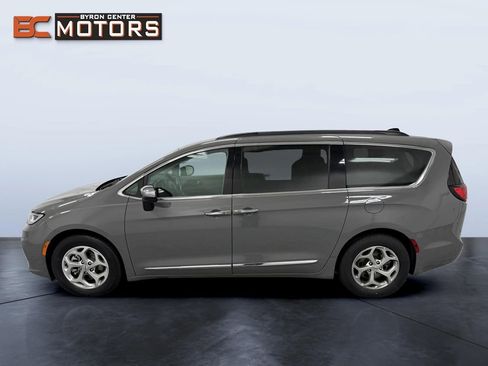 Used 2023 Chrysler Pacifica Limited FWD image 3