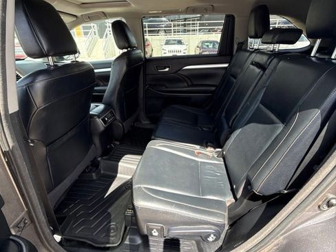 Used 2016 Toyota Highlander XLE AWD/4WD image 19